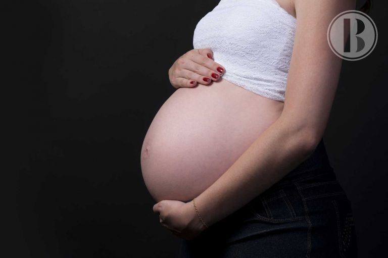 Usar el móvil en el embarazo no daña el desarrollo del feto