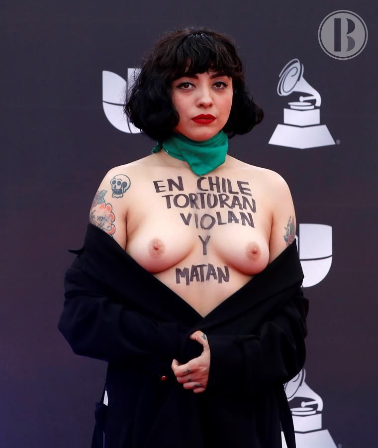 Mon Laferte desnuda su torso en Latin Grammy y denuncia que en Chile "matan"