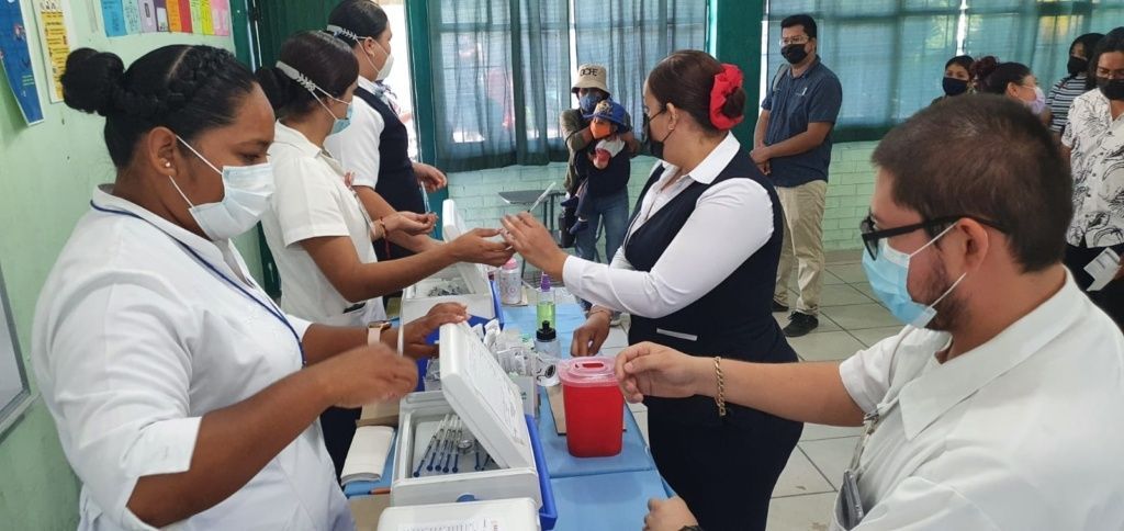 03-Personal-del-Gobierno-de-Los-Cabos-colabora-en-filtros-sanitarios-durante-la-aplicacion-de-vacunas-2-scaled