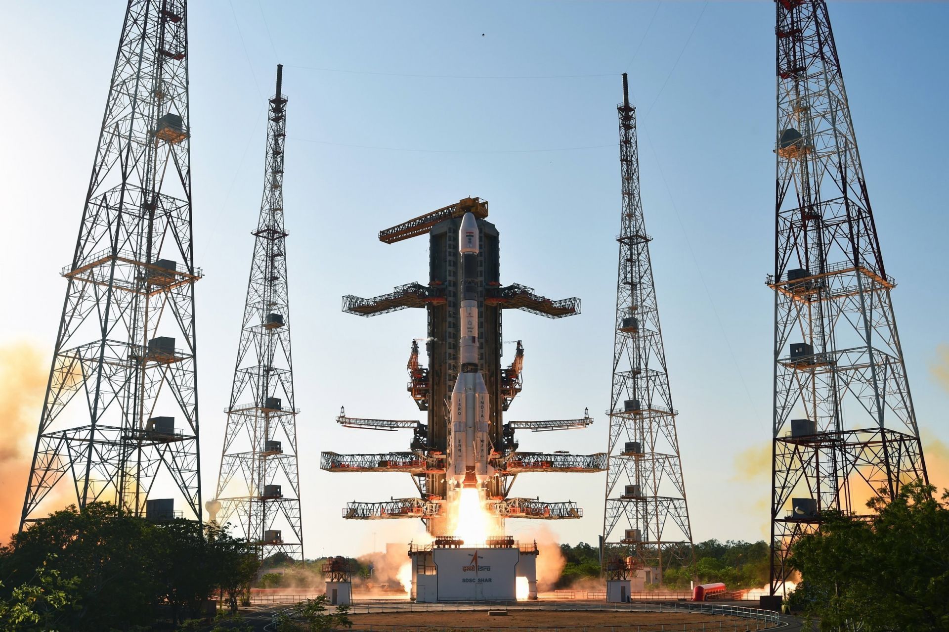 Vehículo GSLV-F09 mientras transporta un satélite de comunicaciones en la segunda plataforma de lanzamiento del Centro Espacial de Sriharikota