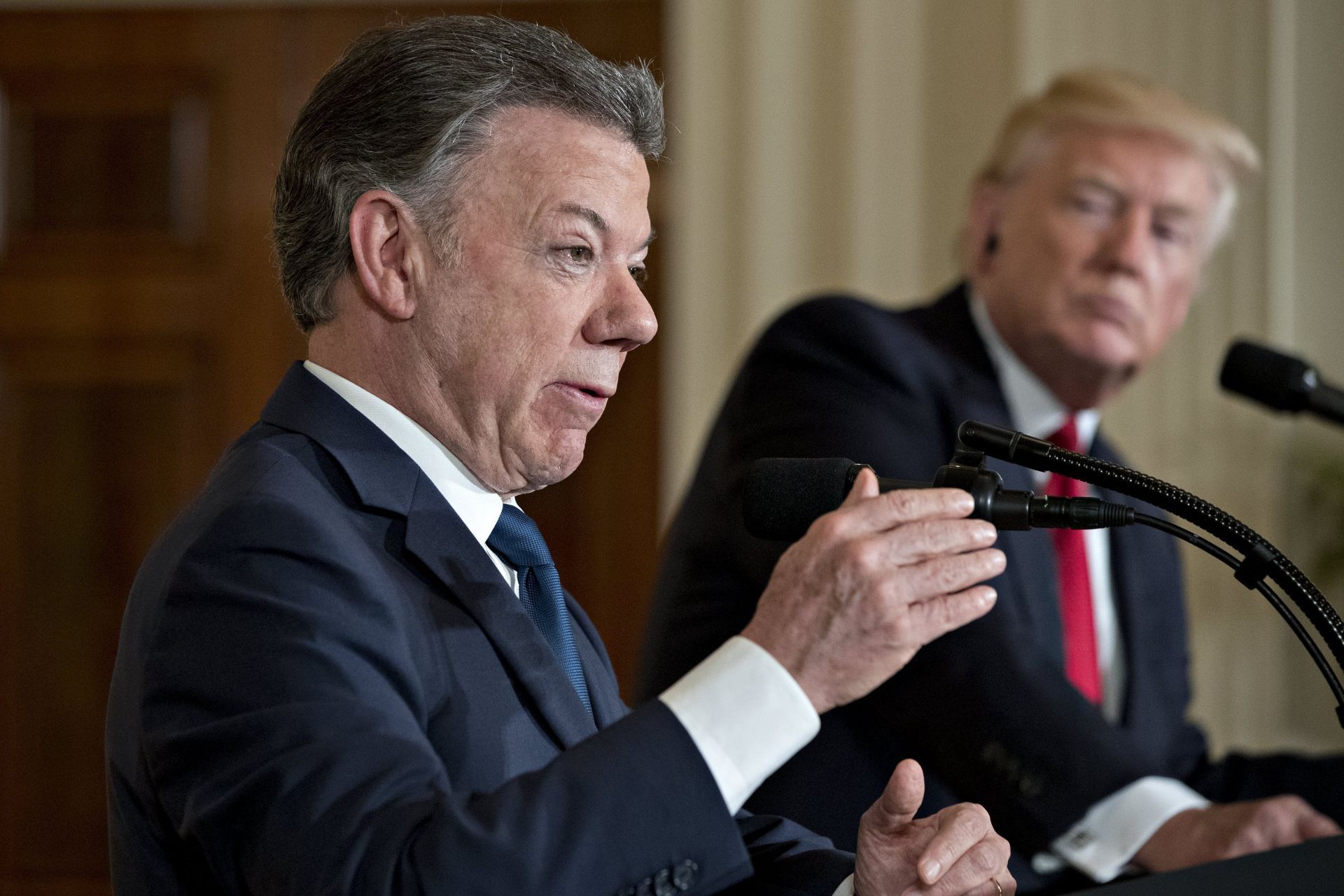  El presidente de Colombia, Juan Manuel Santos (i), responde la pregunta de un periodista durante una conferencia de prensa conjunta con su homólogo estadounidense Donald Trump (d), tras una reunión en la Oficina Oval de la Casa Blanca.