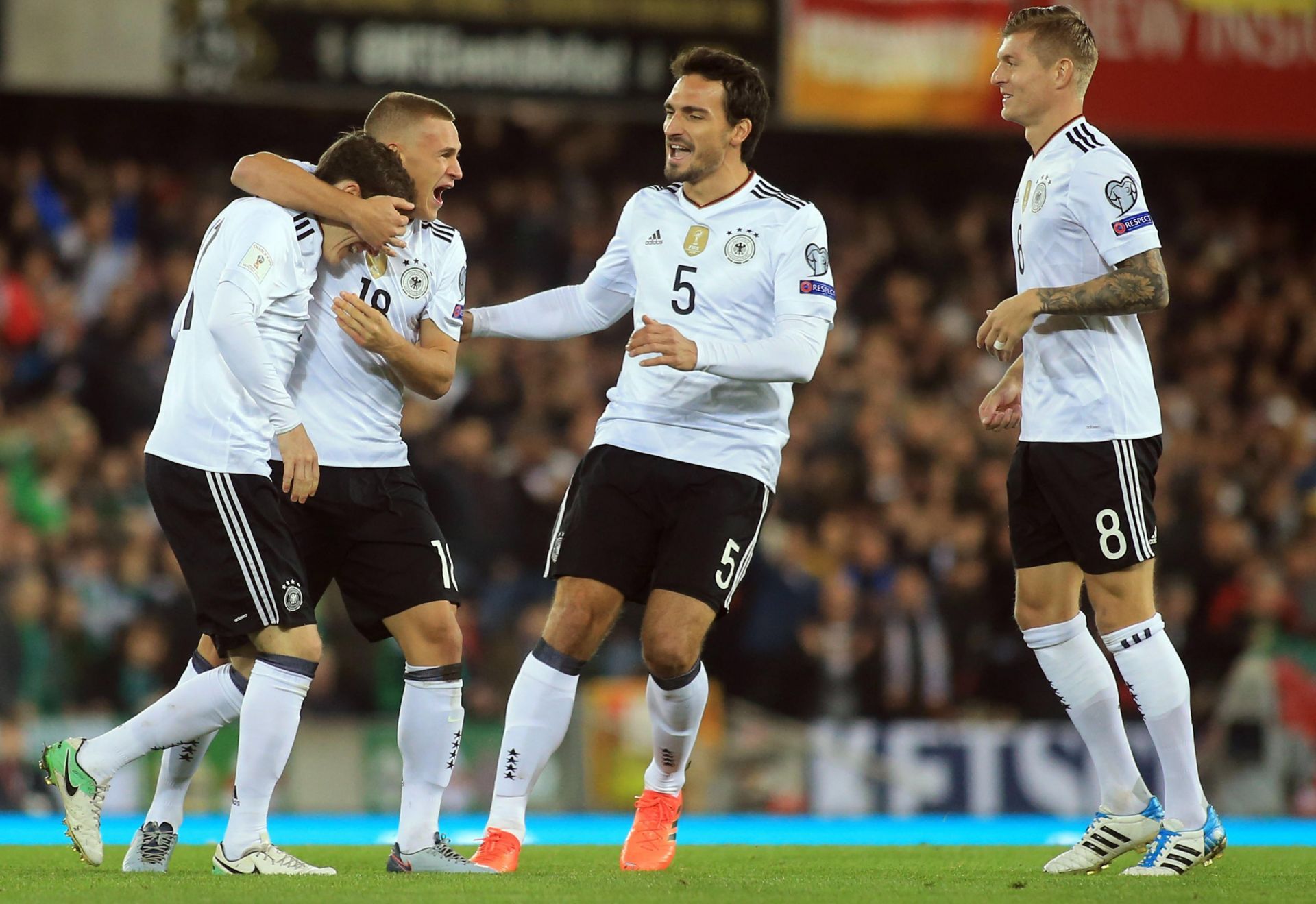 Alemania e Inglaterra, al Mundial; doble récord de Lewandowski