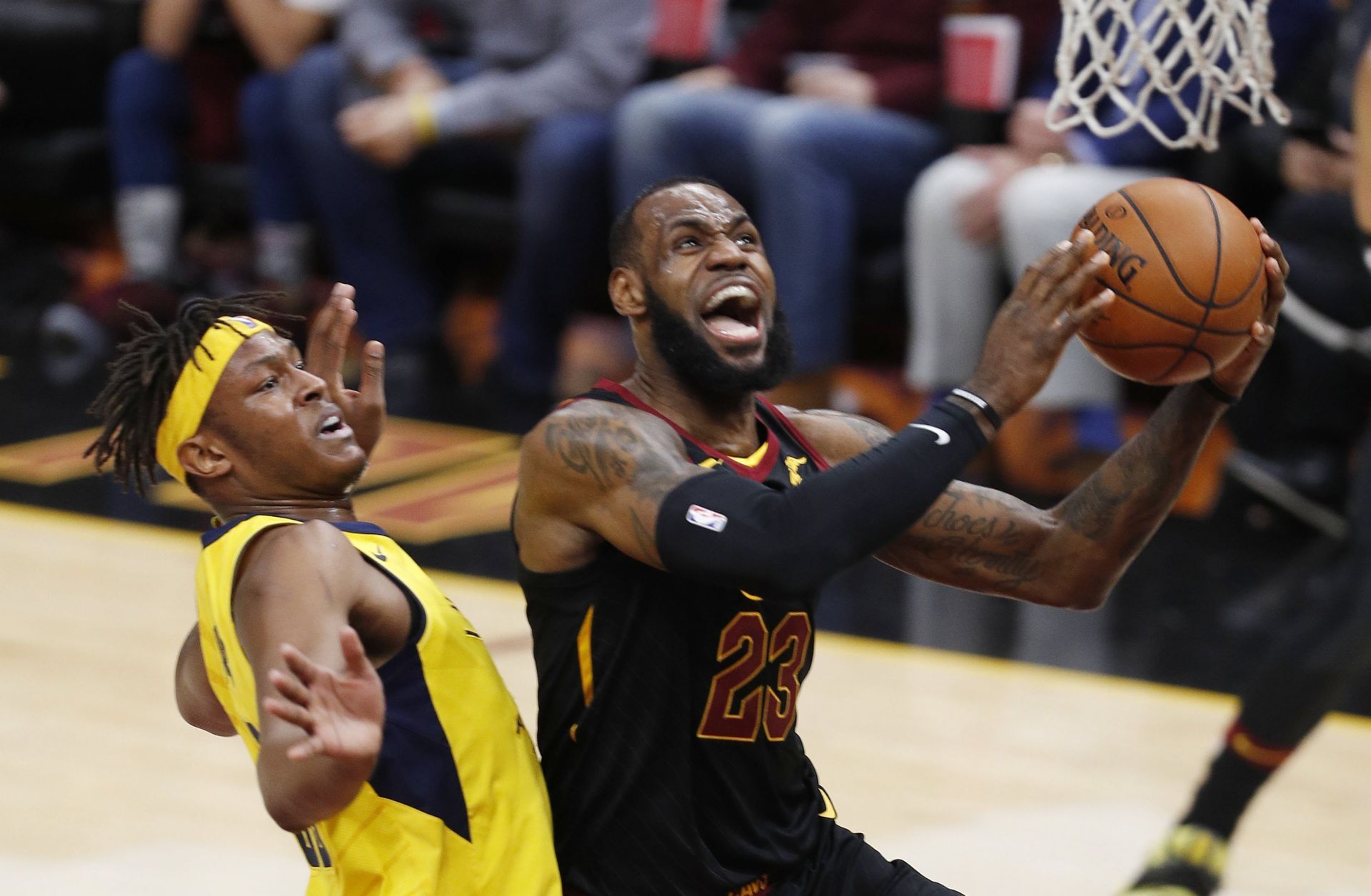 98-95 James salva a Cavaliers y les pone a un triunfo de semifinales