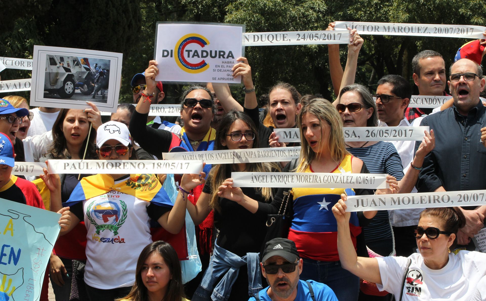 CIENTOS DE VENEZOLANOS PROTESTAN EN CIUDAD DE MÉXICO