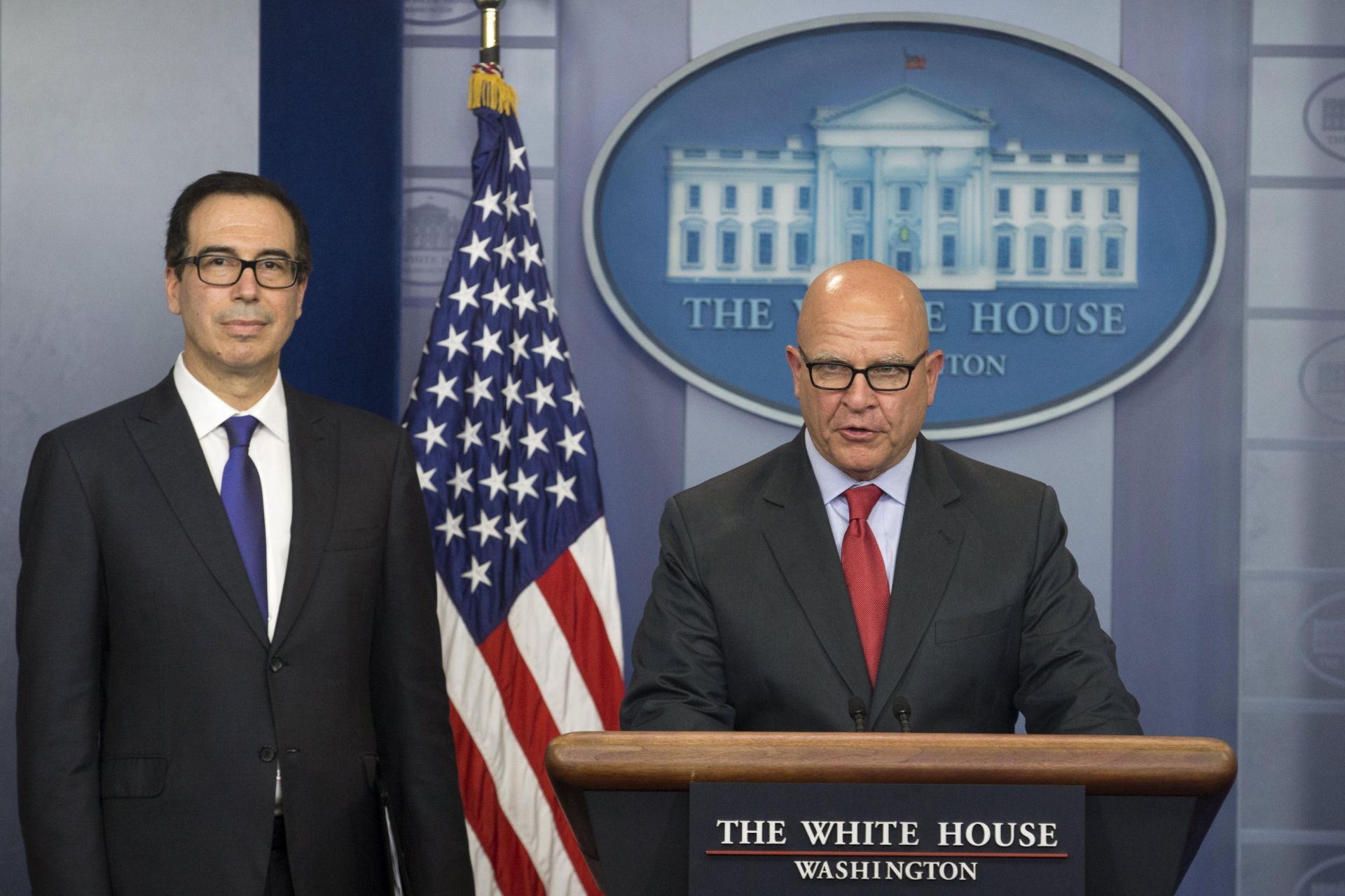 asesor de Seguridad Nacional de Estados Unidos, H. R. McMaster (d), junto secretario del Tesoro de los Estados Unidos, Steven Mnuchin (i).