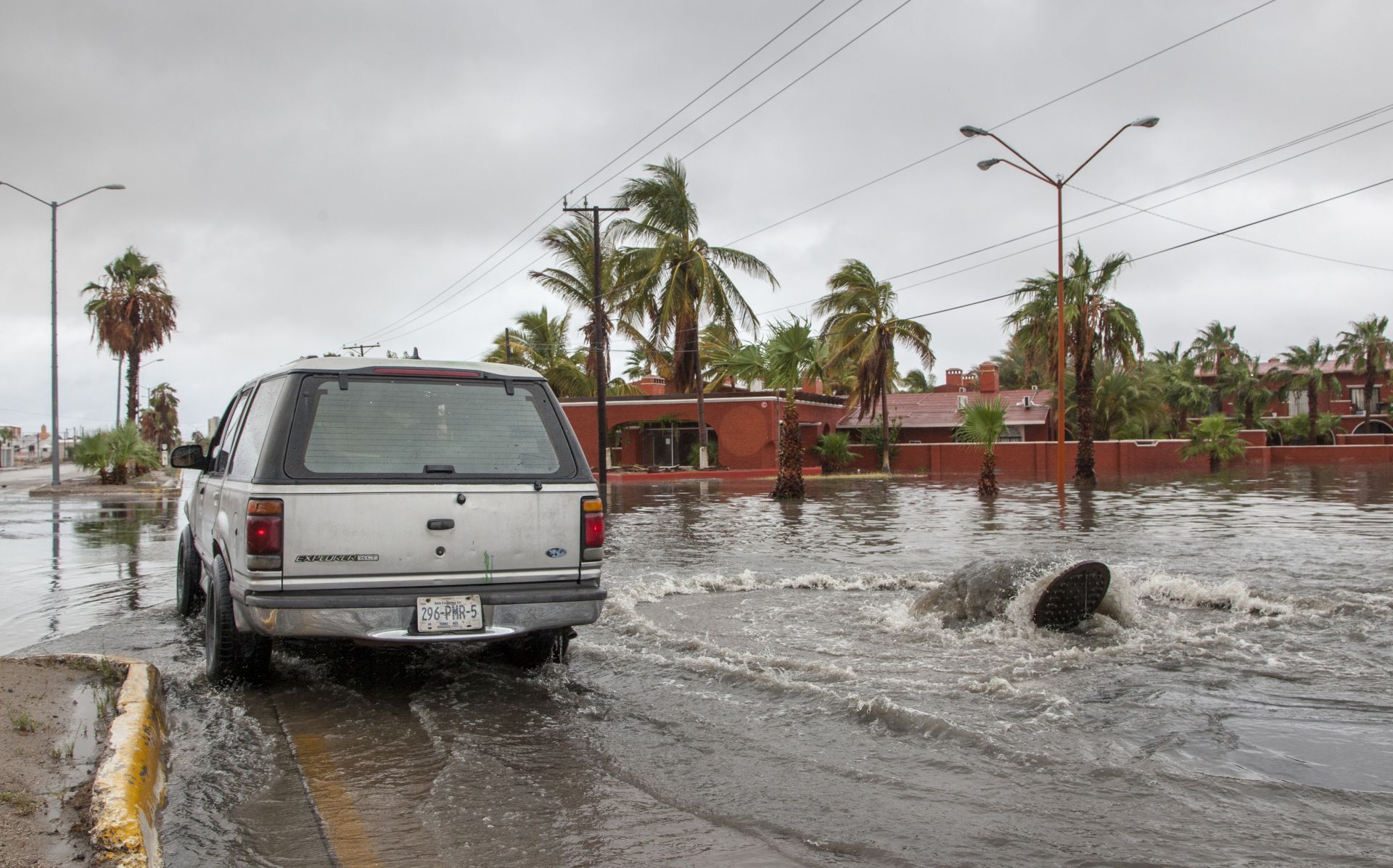 Lidia sigue recorrido en península Baja California y se mantiene alerta roja