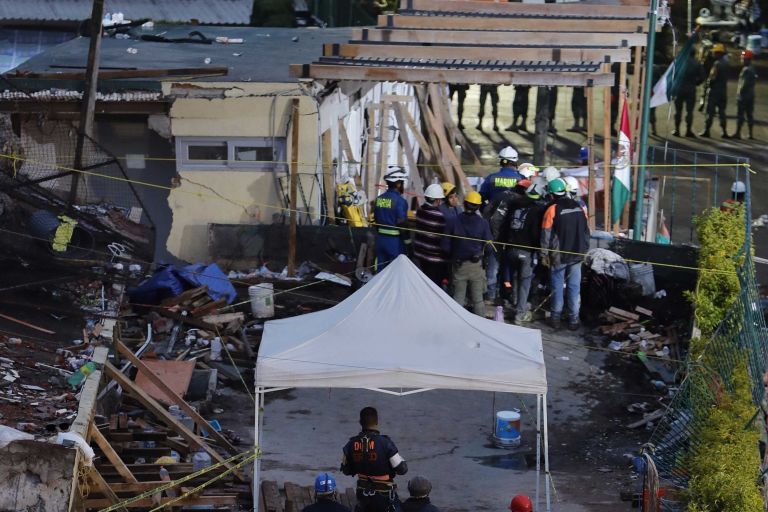 Rescatan cuerpo de una maestra en colegio derrumbado por terremoto en México