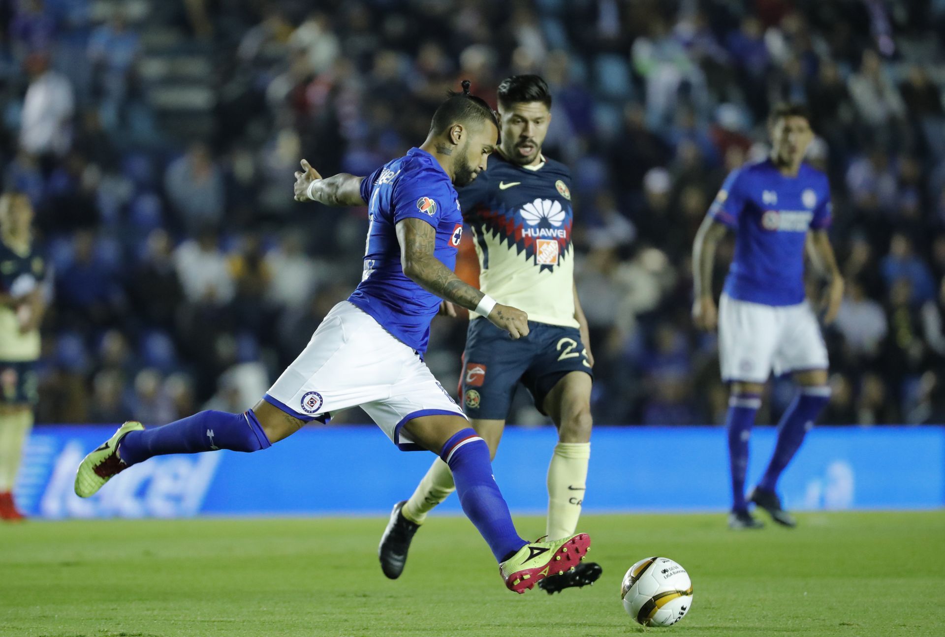 El jugador de Cruz Azul Julián Velázquez (i) disputa el balón con Oribe Peralta (d) del América hoy, jueves 23 de noviembre de 2017, durante el juego de ida de los cuartos de final del torneo mexicano de fútbol celebrado en el estadio Azul de Ciudad de México.