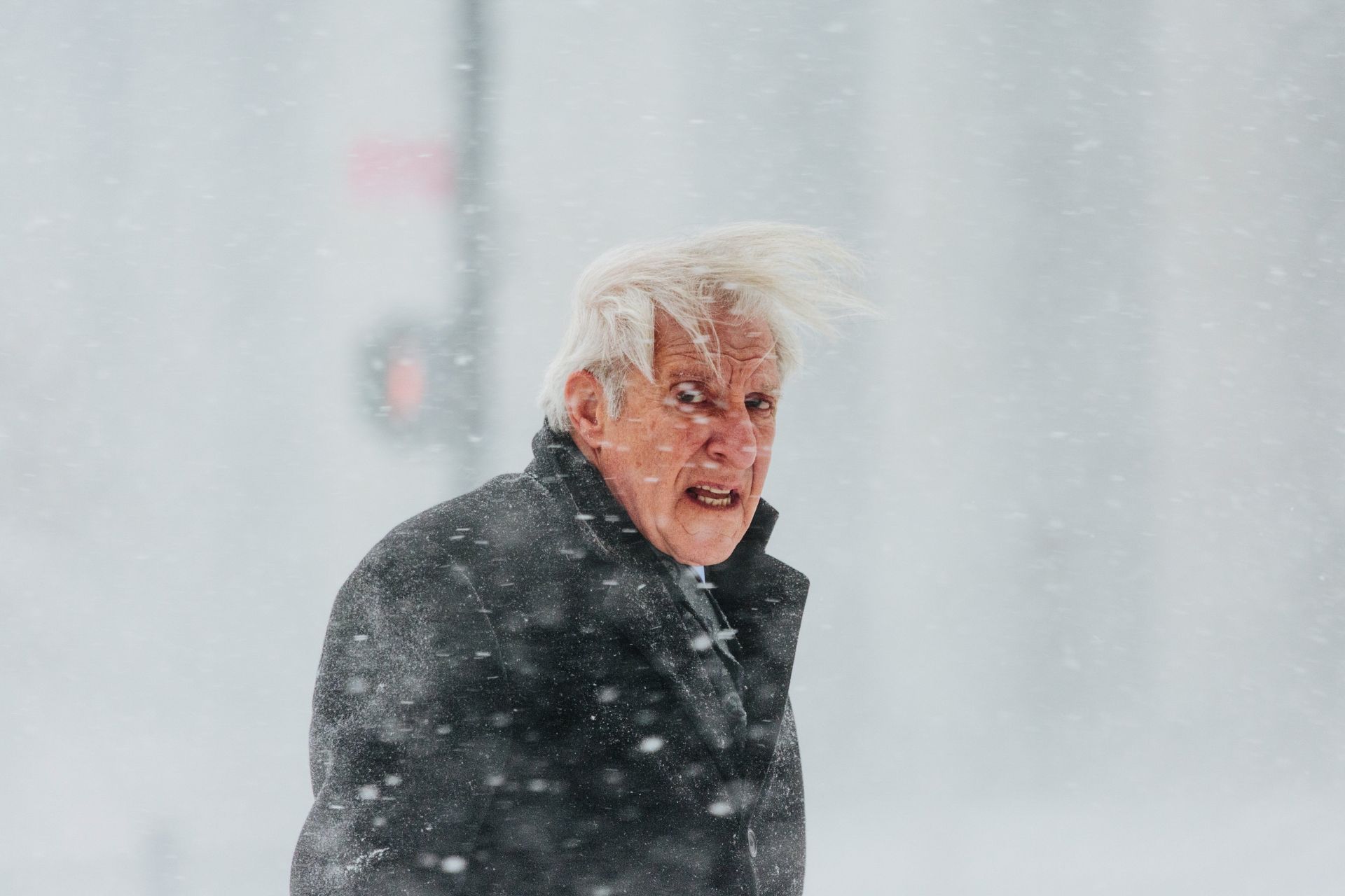 Un hombre camina bajo la nieve un frío día de invierno en Nueva York (Estados Unidos) hoy, 4 de enero de 2017. 