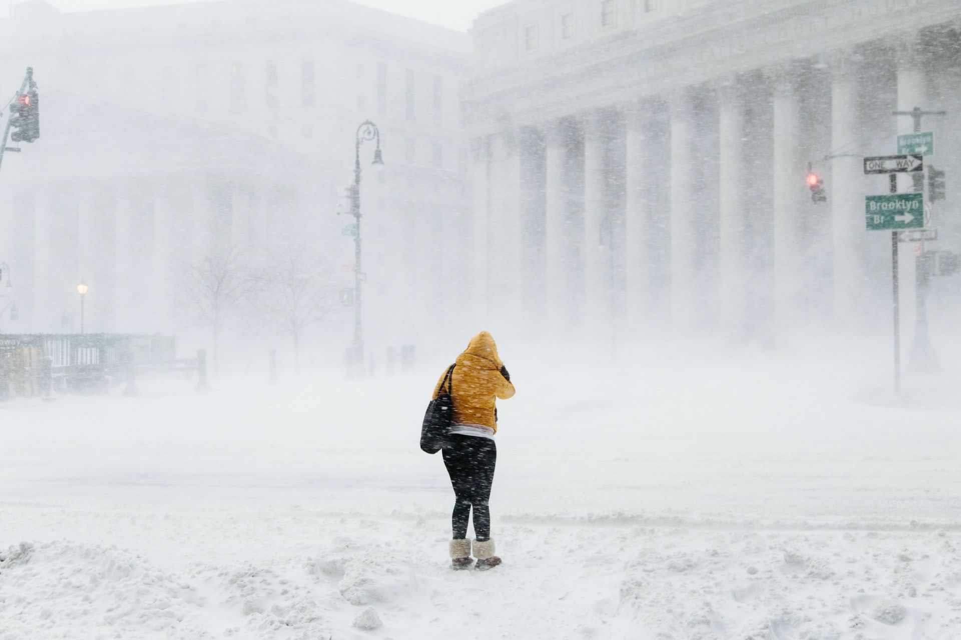 Peatones caminan bajo la nieve un frío día de invierno en Nueva York (Estados Unidos) hoy, 4 de enero de 2017.