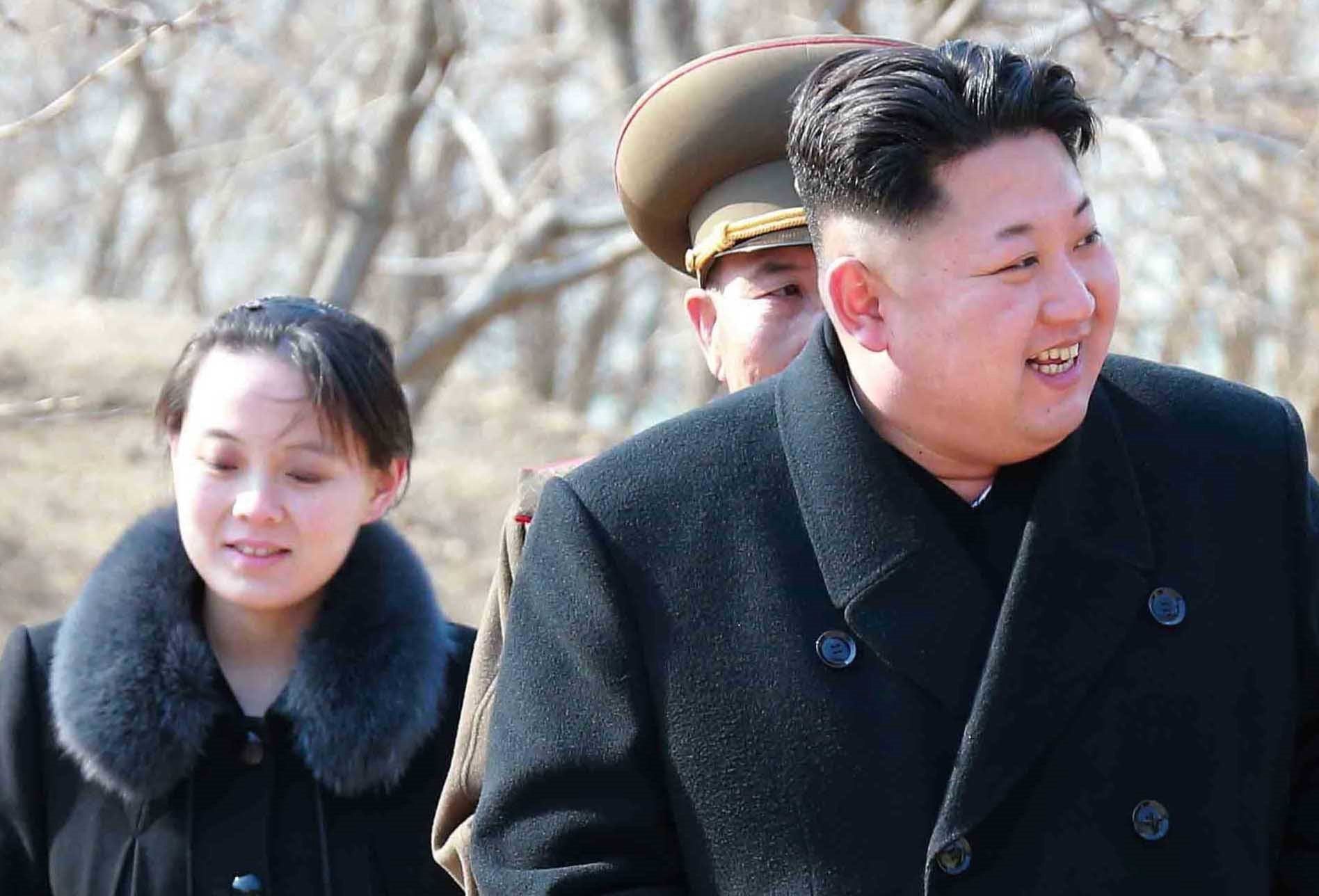 Fotografía de fecha y localización desconocida que muestra al líder norcoreano, Kim Jong-un (d), y su hermana pequeña Kim Yo-jong (i) mientras realizan una visita a una unidad militar en una isla cerca de la frontera con Corea del Sur en el Mar del Japón.