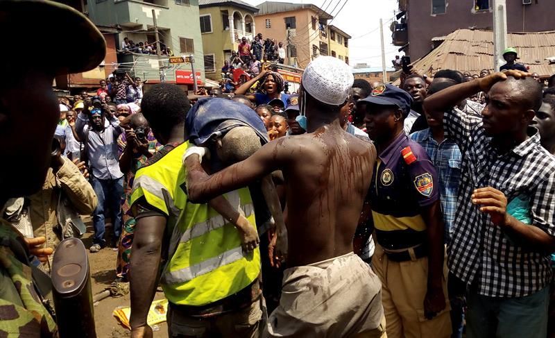 al-menos-12-muertos-la-mayoria-ninos-al-derrumbarse-un-edificio-en-nigeria