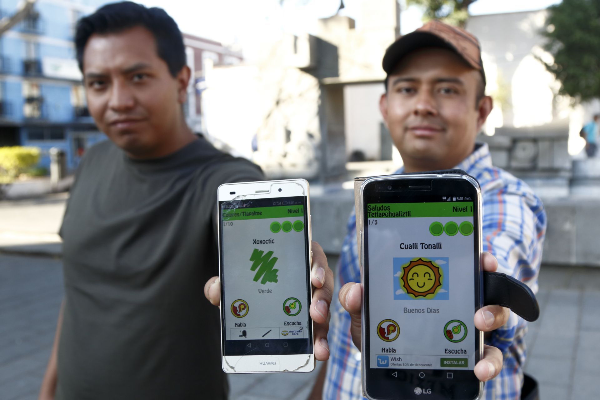 Estudiantes Daniel Cuaxiloa y Riboberto Domínguez muestran una app en la que se puede aprender Náhuatl