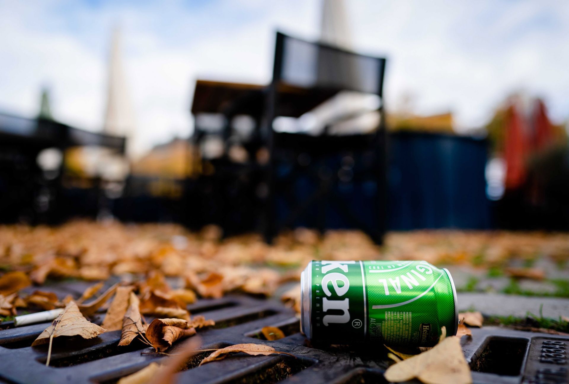 Una lata de cerveza en el suelo de la terraza del Cafe Luden de La Haya.