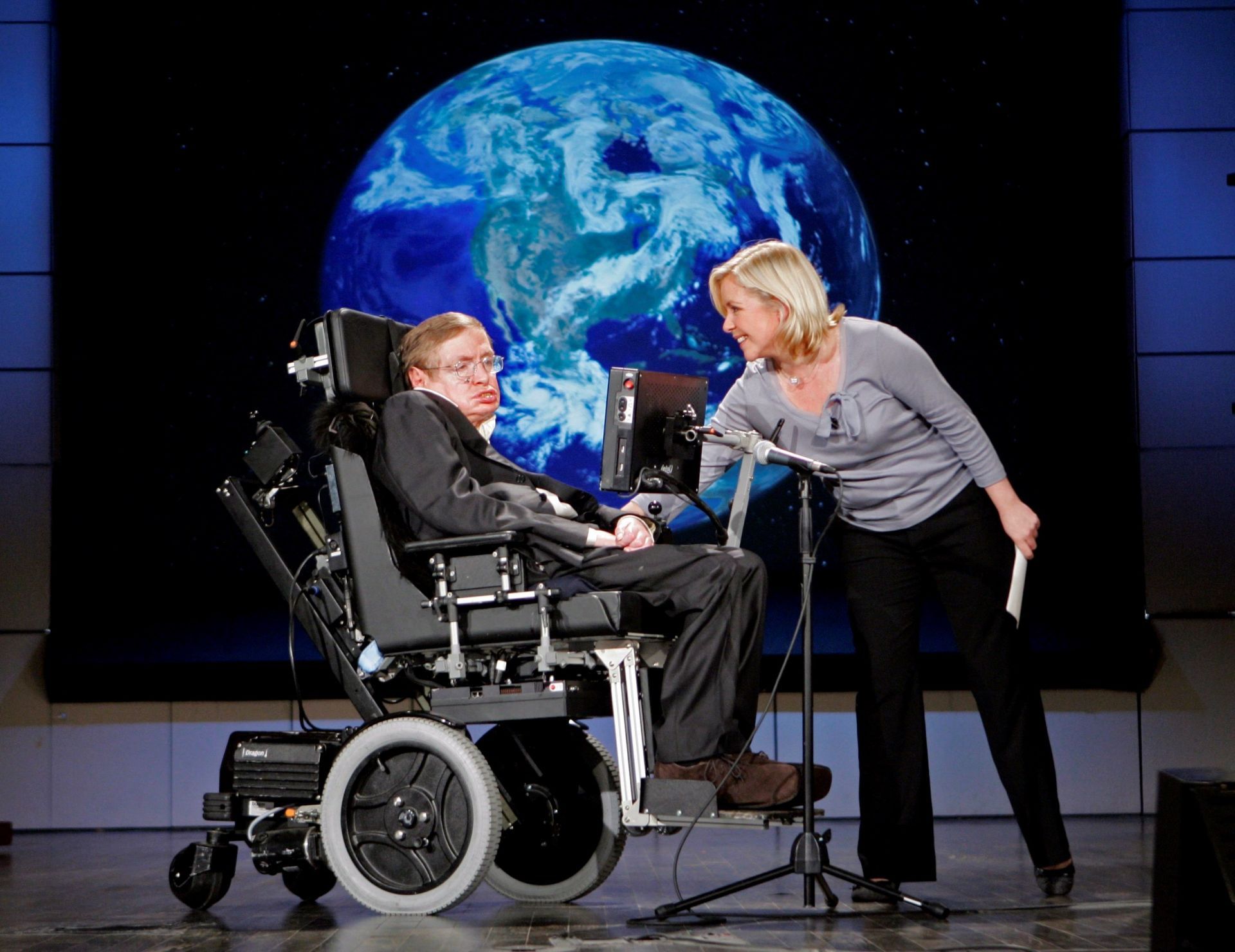 El-científico-británico-Stephen-Hawking-(izda)-y-su-hija-Lucy-Hawking-(dcha)