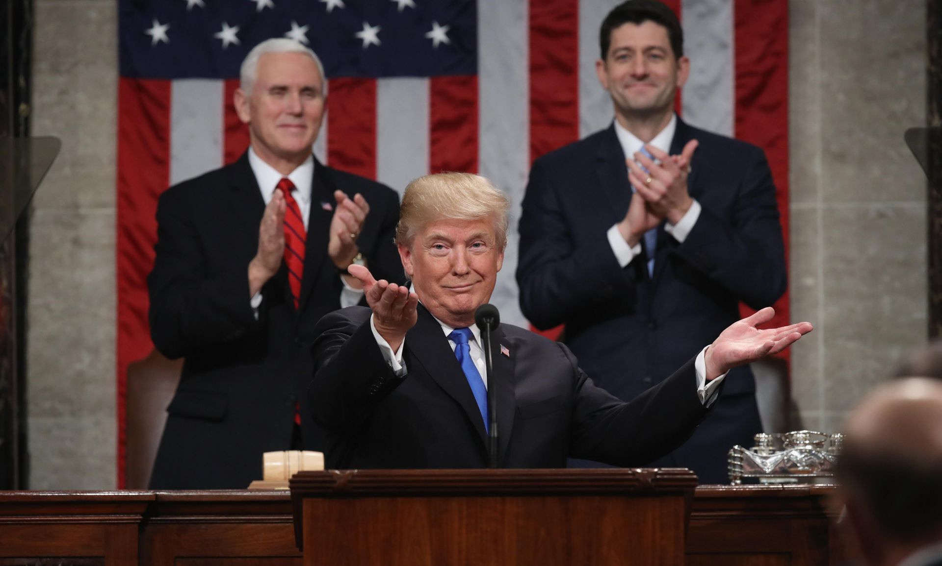 El presidente estadounidense Donald Trump (c) pronuncia hoy, martes 30 de enero de 2018, su discurso sobre el Estado de la Unión ante el Congreso, acompañado por el vicepresidente Mike Pence (i) y el presidente de la Cámara de Representantes Paul Ryan (d), en Washington (Estados Unidos). 