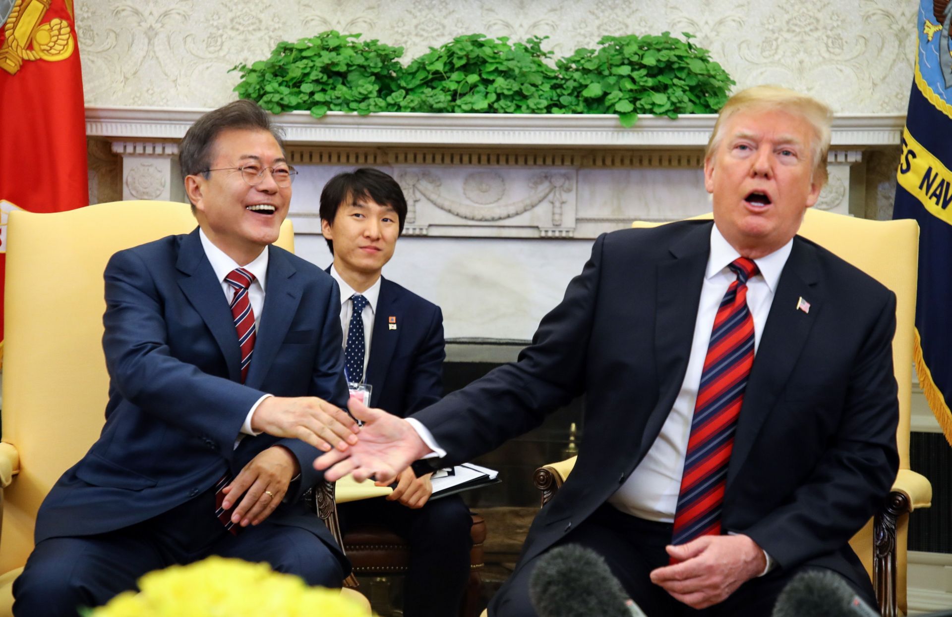 Elpresidentesurcoreano,MoonJae-in(i),yelpresidenteestadounidense,DonaldJTrump(d)