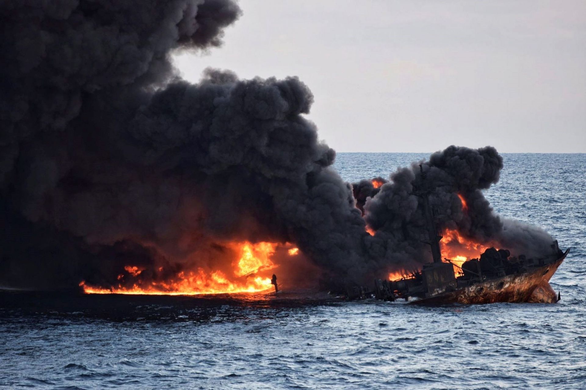 China se enfrenta a grave tragedia ambiental tras hundimiento de barco petrolero
