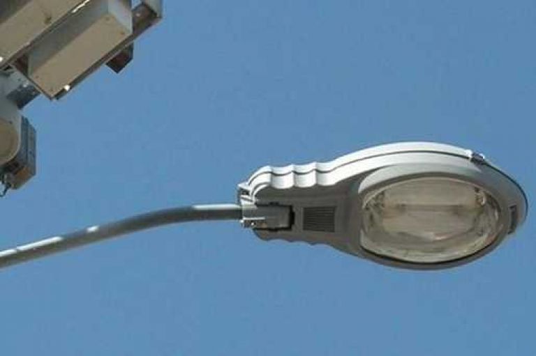 Instalarán lámparas de alumbrado público con cámaras