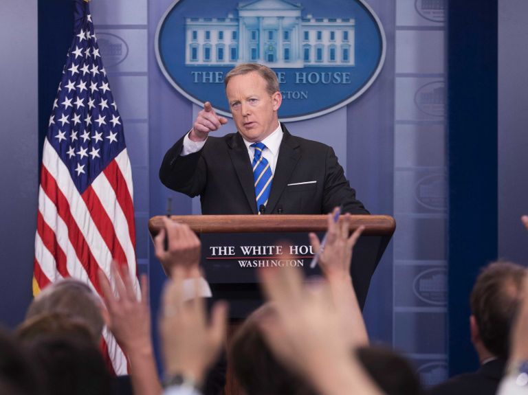El secretario de prensa de la Casa Blanca, Sean Spicer, responde preguntas de los periodistas como parte de una conferencia de prensa