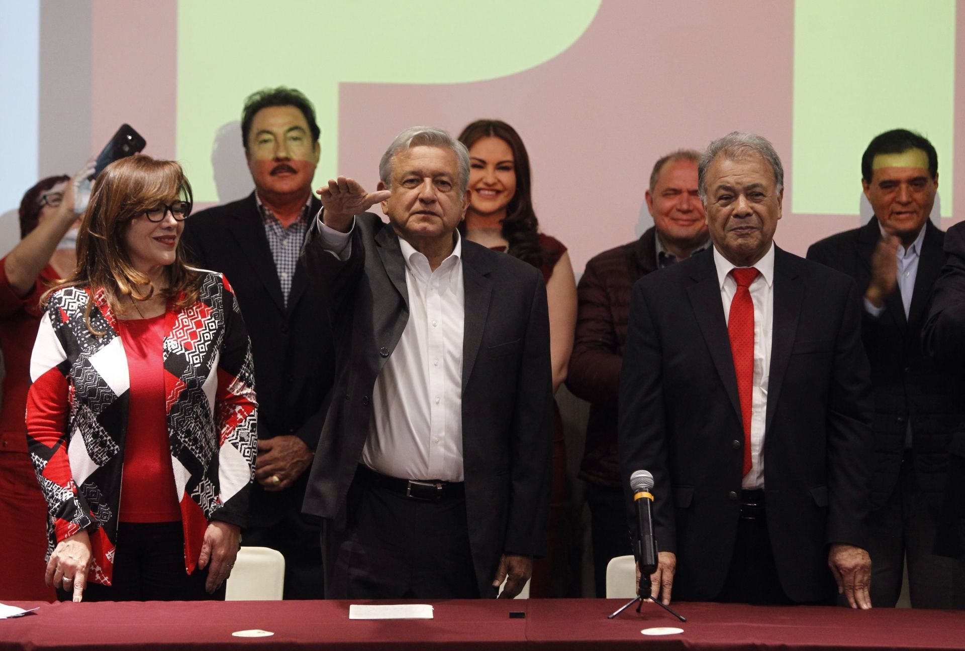 Exgobernador  Narciso Agundez Montaño en toma de protesta de AMLO