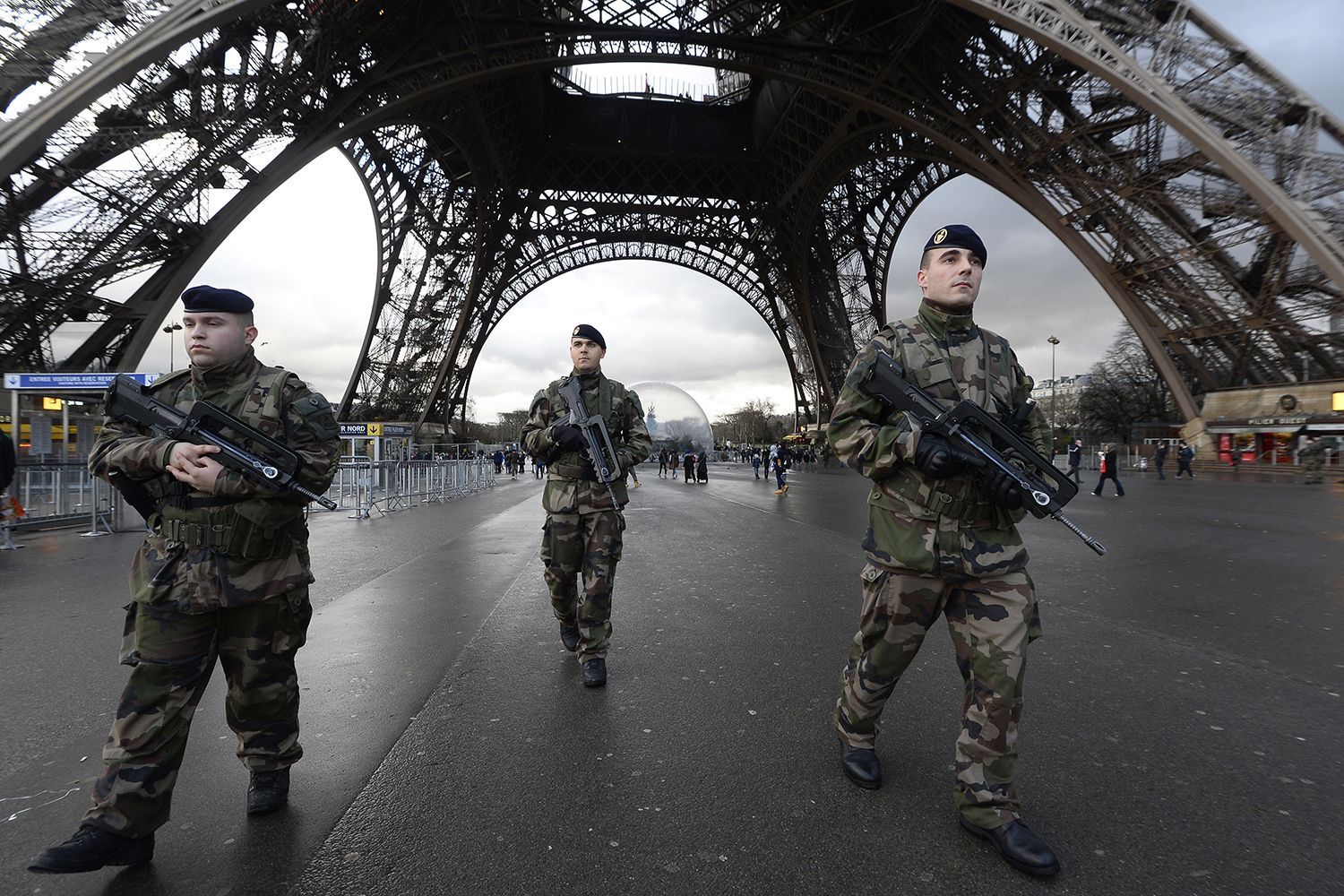 Policías realizan recorridos por la Torre Eiffel.