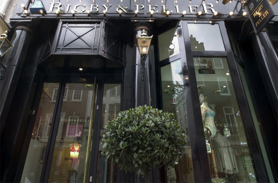 Rigby & Peller, empresa que suministraba lencería a la reina Isabel II, ha perdido su sello real
