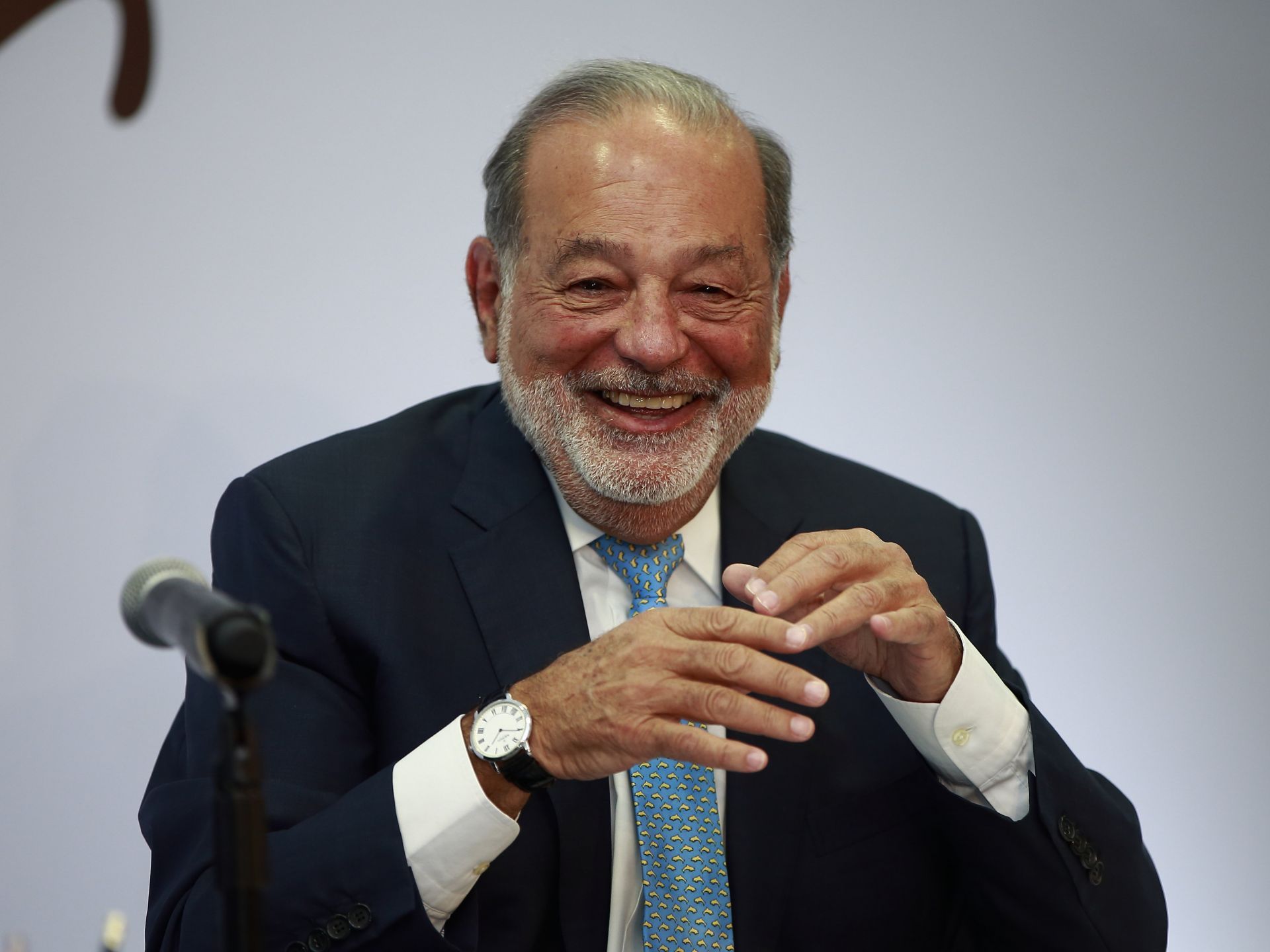El magnate mexicano Carlos Slim participa durante una rueda de prensa