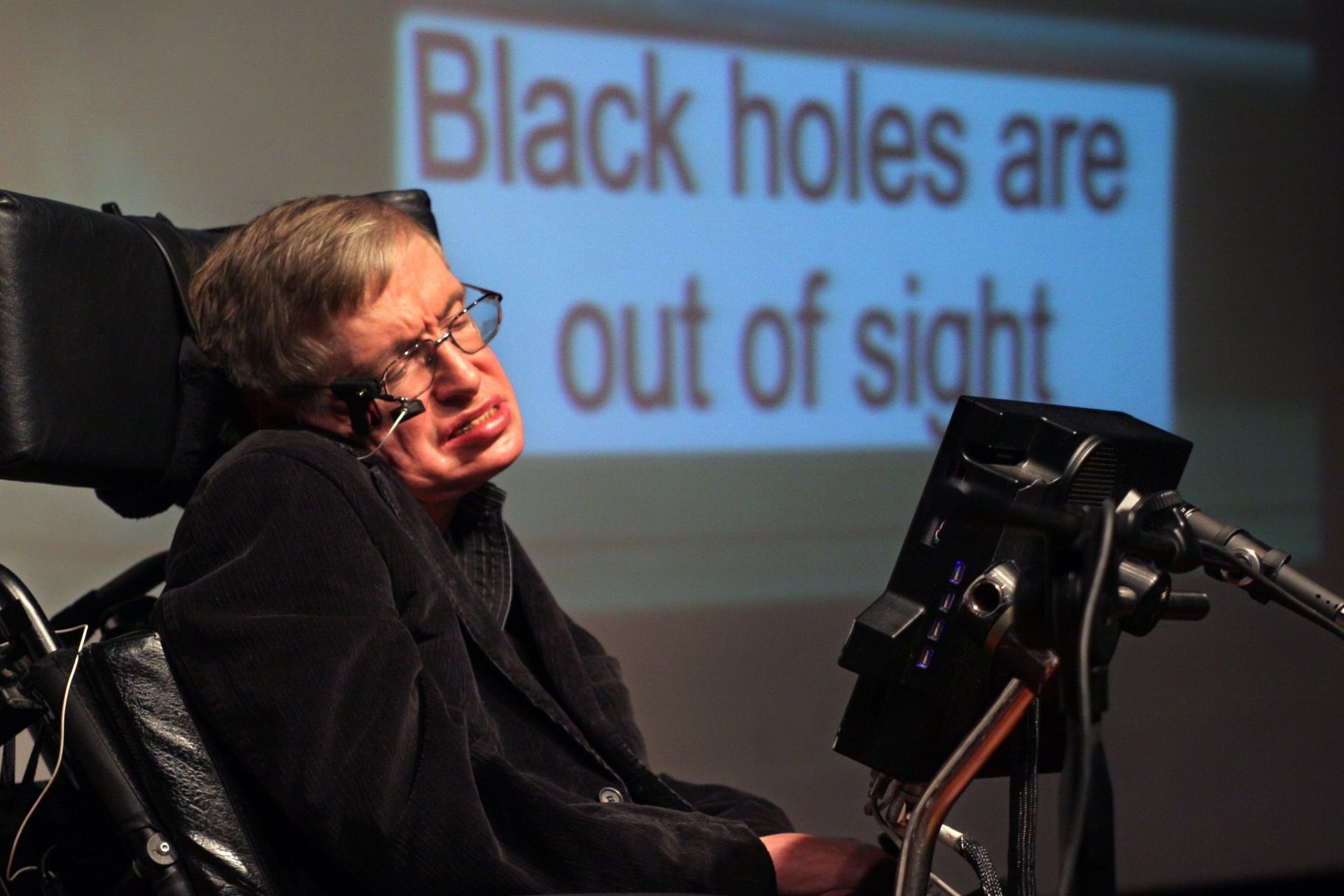 Stephen-Hawking-participa-en-una-conferencia-sobre-los-agujeros-negros