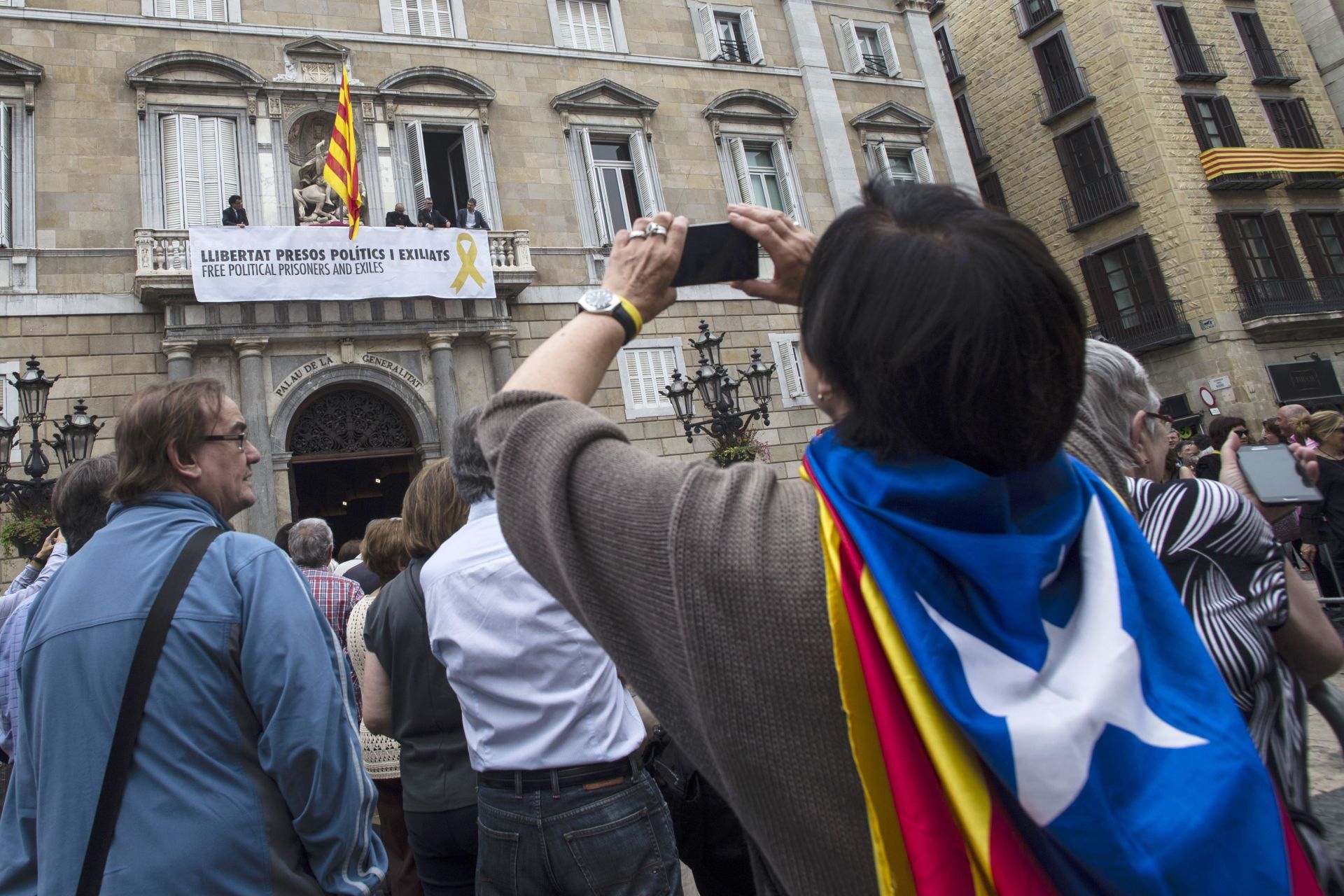 TrabajadoresdelaGeneralitatcolocanenelbalcóndelPalauunapancartapidiendolalibertaddelospoliticospresostraselactodeposesióndelnuevoGovernquesehacelebradohoyenelPalaudelaGeneralitat