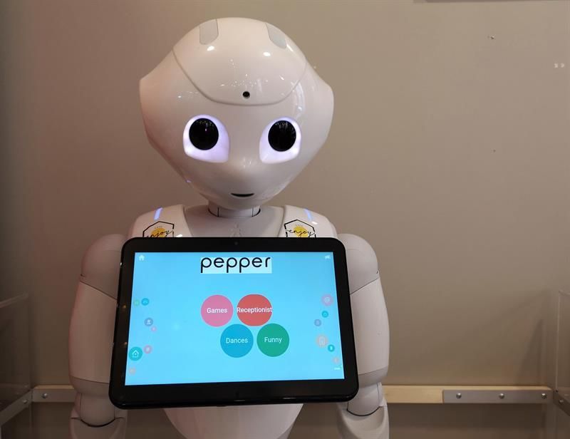 un-camarero-robot-en-budapest-unos-androides-sirven-los-pedidos