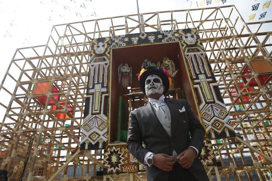 una-plural-ofrenda-del-dia-de-muertos-adorna-el-zocalo-capitalino