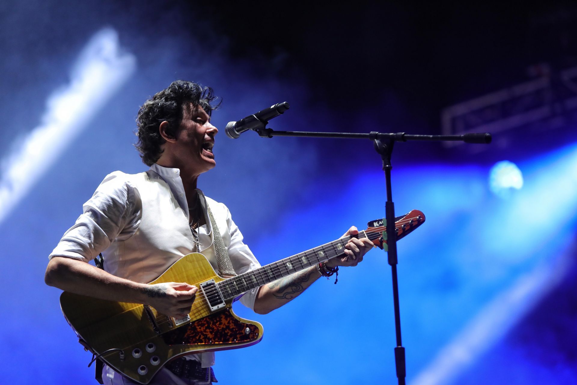 El vocalista Saúl Hernández de la banda mexicana Caifanes actúa durante un concierto en la vigésima edición del Festival Vive Latino