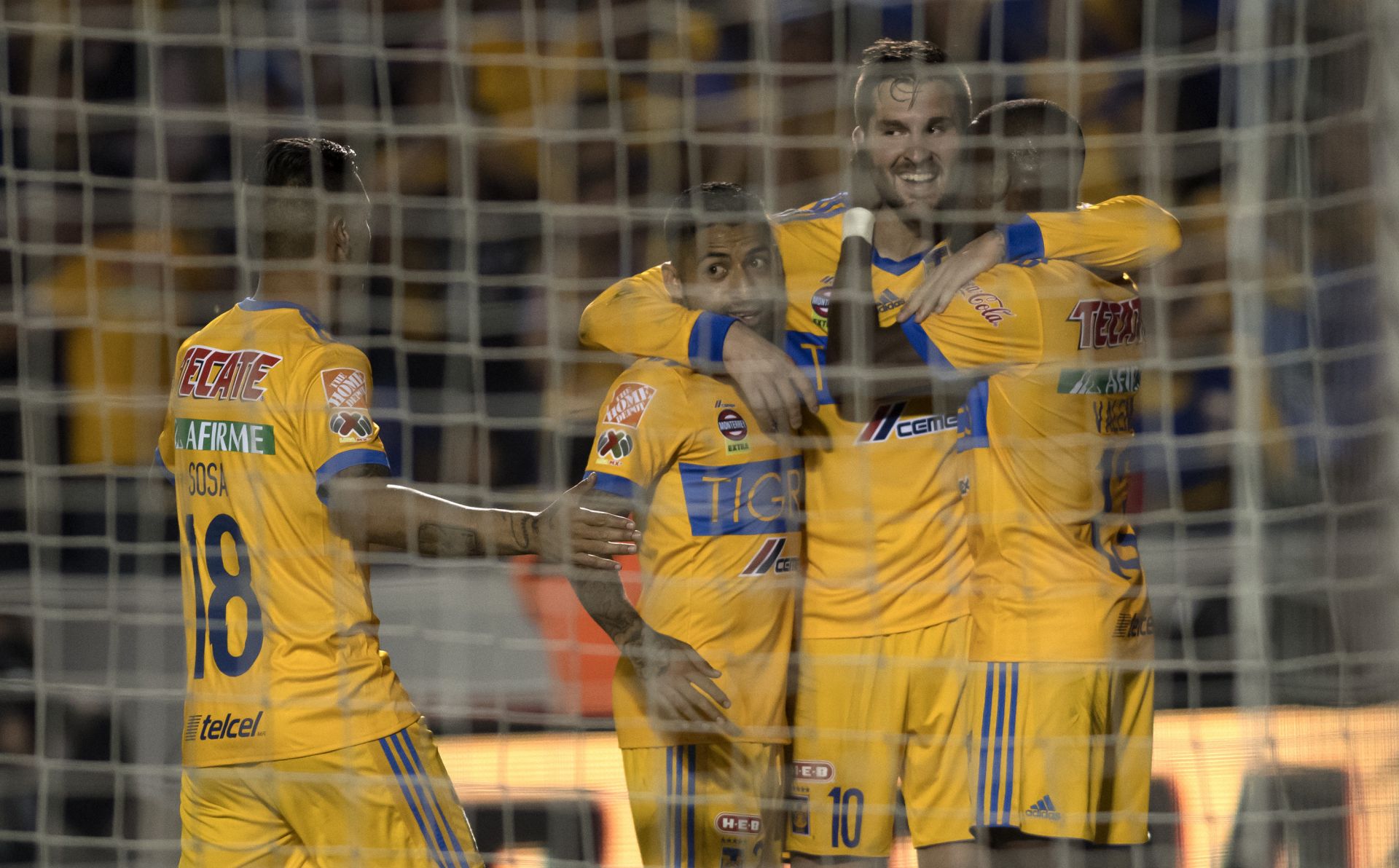 Jugadores de Tigres celebran una anotación ante el América durante el partido correspondiente a la semifinal del Torneo Apertura 2017