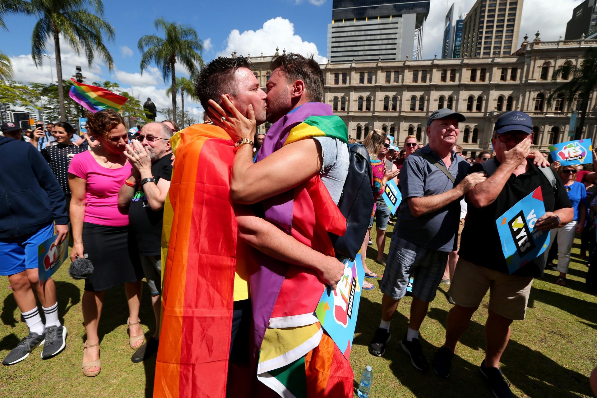 matrimonio gay en Australia se legaliza, pareja de hombres besandose