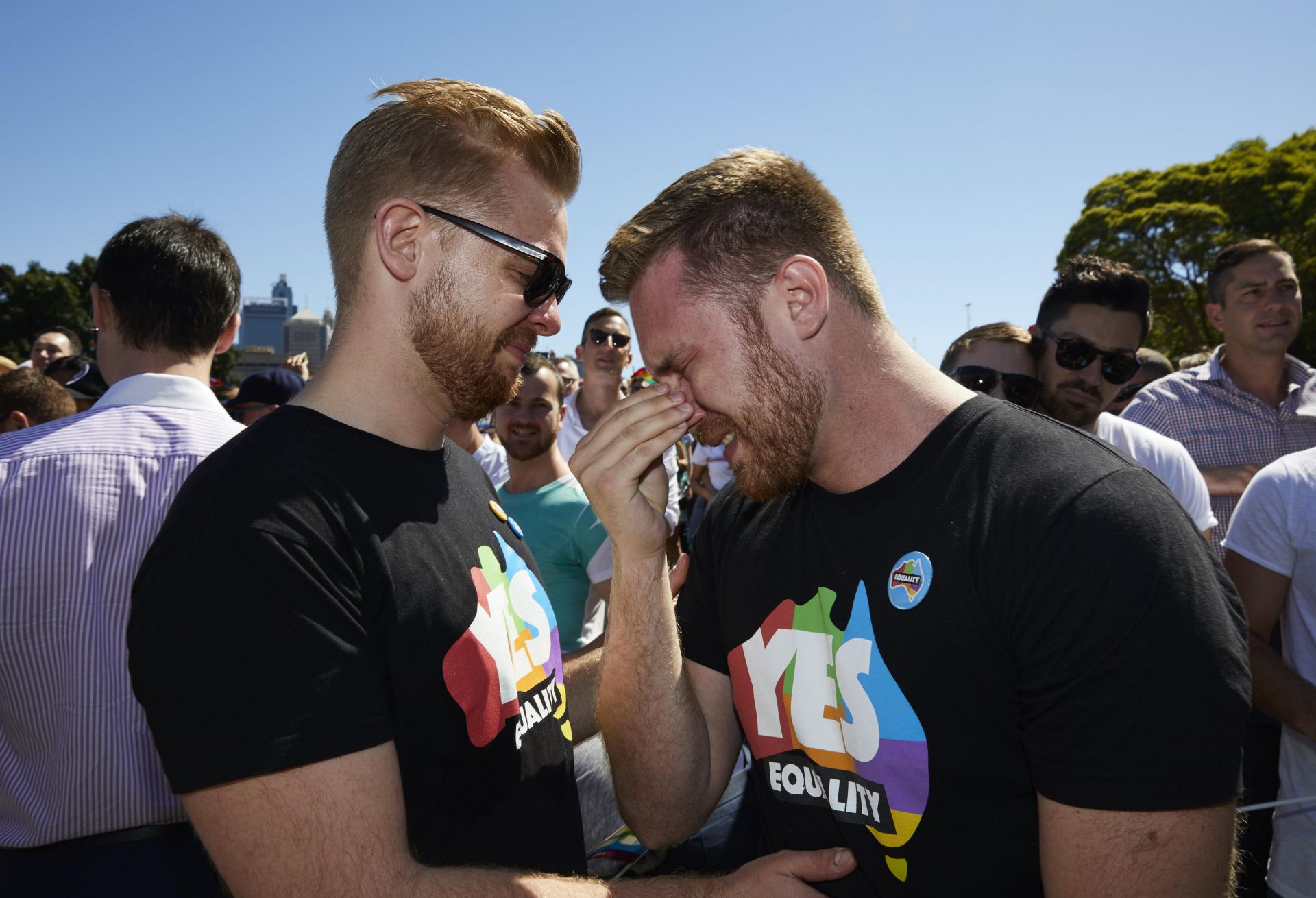  Personas reaccionan al conocerse el resultado de la encuesta postal sobre el matrimonio del mismo sexo hoy, miércoles 15 de noviembre de 2017, en el Prince Regent Park de Sídney (Australia) matrimonio gay en australia