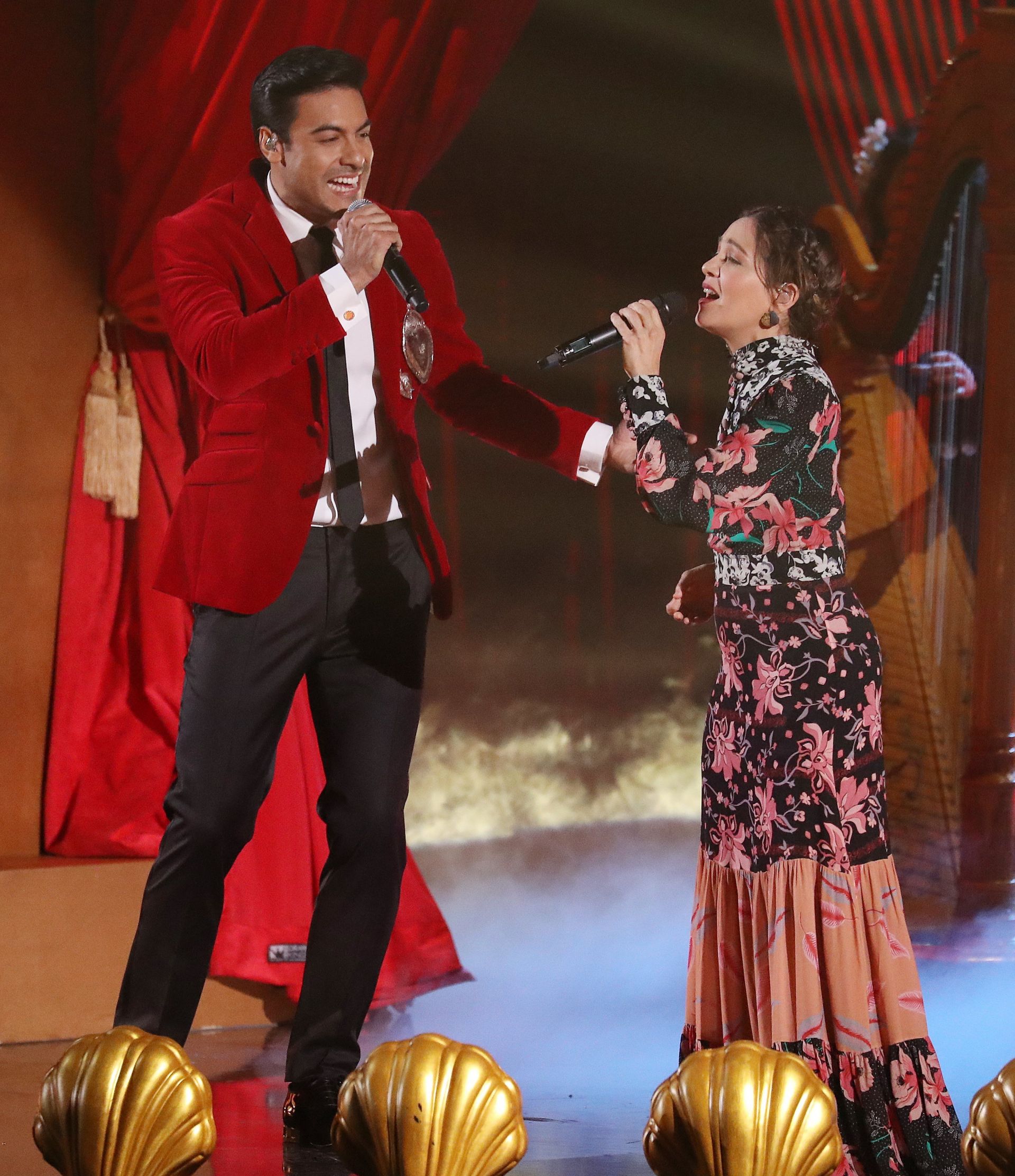 Natalia Lafourcade (d) y Carlos Rivera (i) se presentan durante los XVIII Premios Grammy Latinos