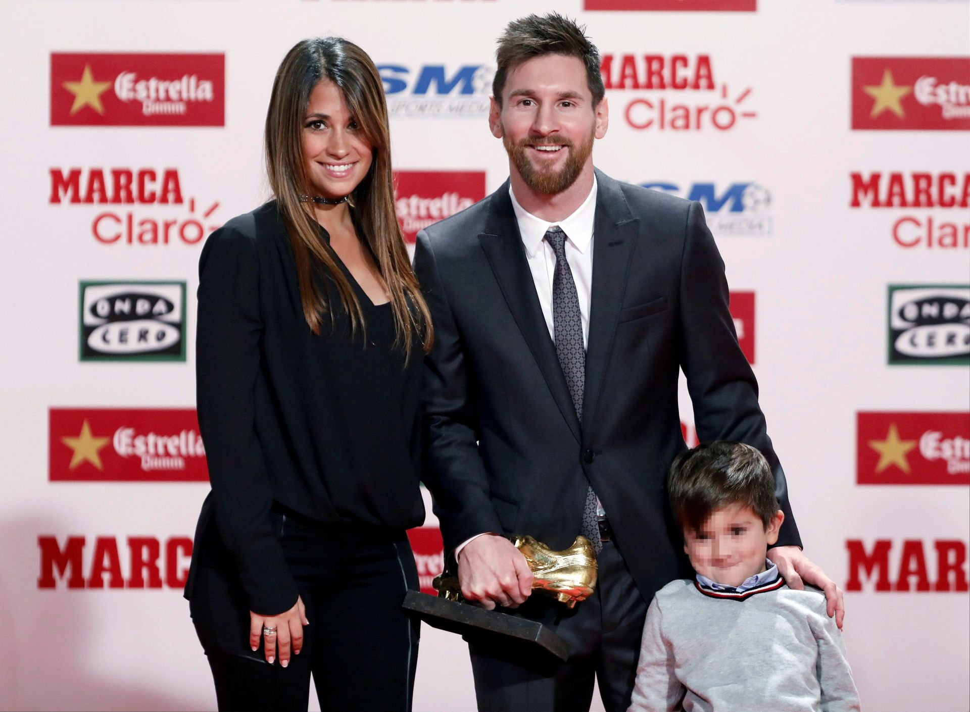El delantero argentino del FC Barcelona, Lionel Messi, posa junto a su esposa Antonella Roccuzzo y su hijo Thiago