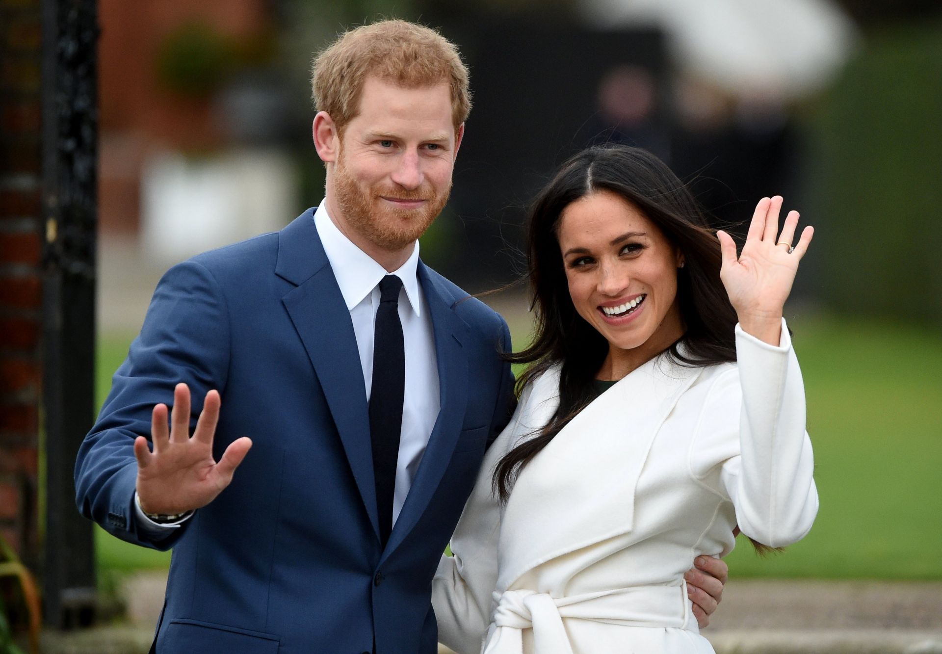  El príncipe Enrique de Inglaterra posa junto a su prometida, la actriz estadounidense Meghan Markle, tras anunciar su compromiso en el Jardín Sunken del Palacio Kensington