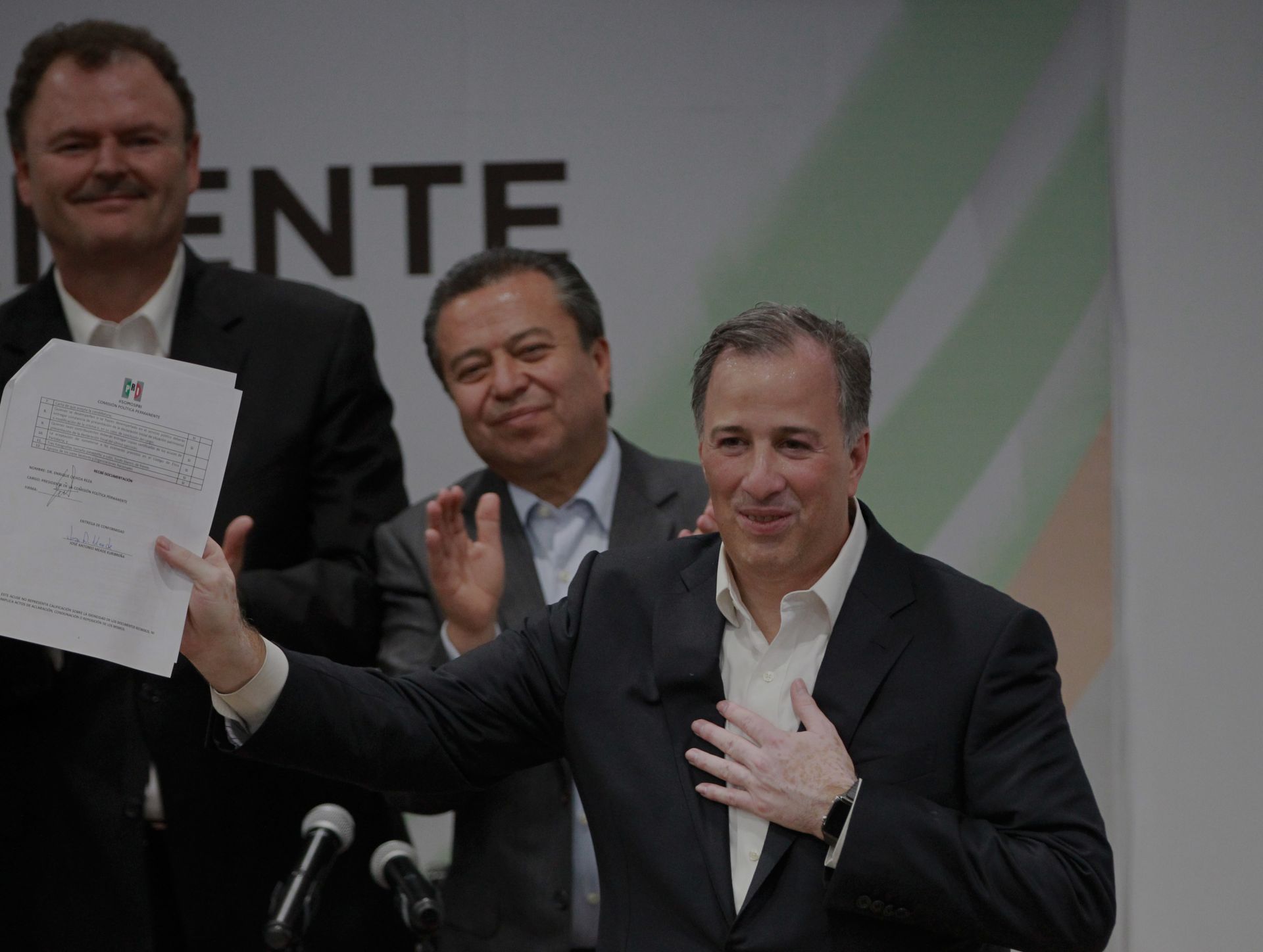 El reputado economista, abogado y exsecretario de Hacienda José Antonio Meade (d)