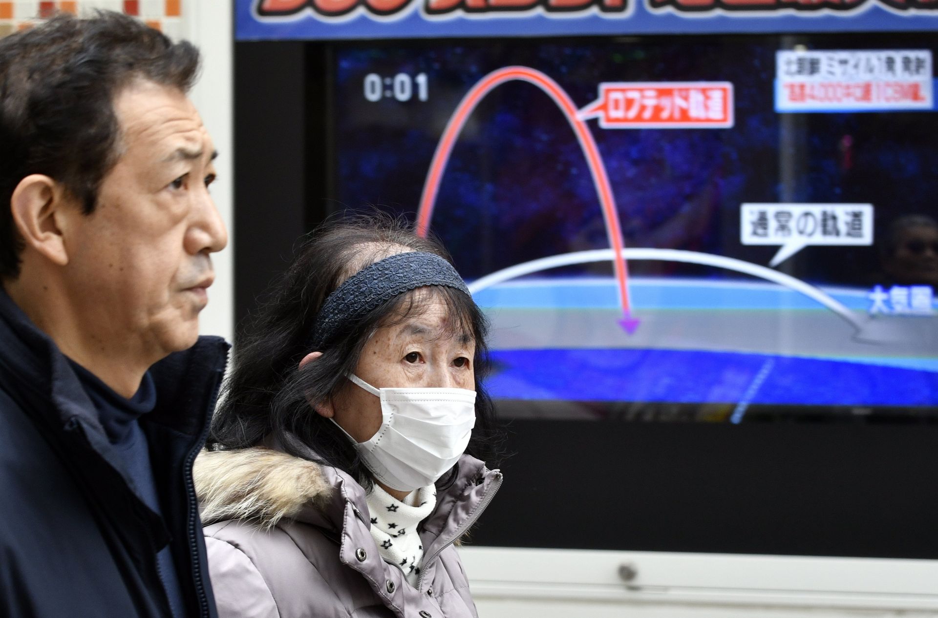 Ciudadanos caminan frente a un televisor en Tokio (Japón) que muestra los detalles del lanzamiento de un misil balístico de Corea del Norte