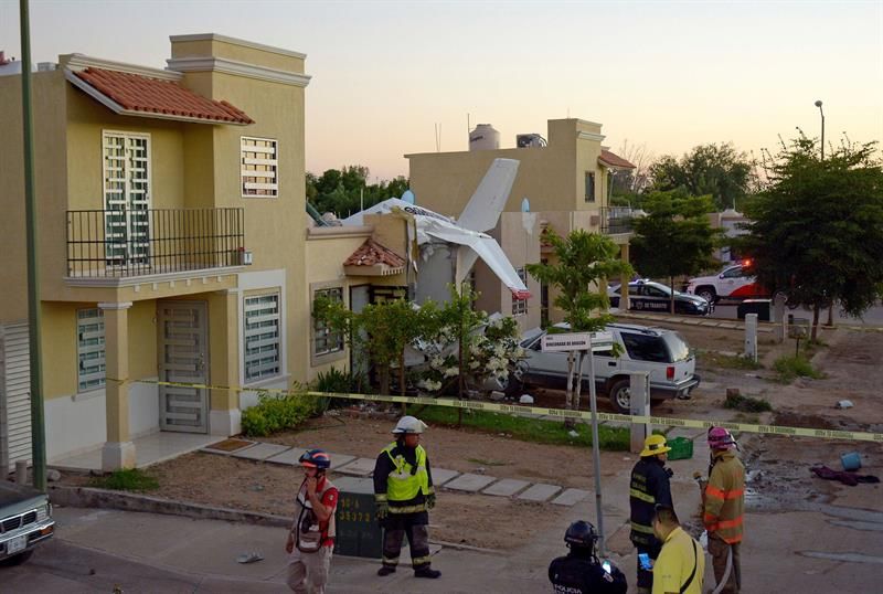 Al menos cuatro muertos al caer avioneta sobre casa en el noroeste de México