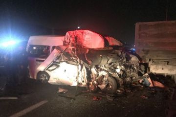 Doce muertos y nueve heridos al chocar furgoneta y camión en Estado de México