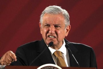 AMLO denuncia "campaña negra" por video que exhibe a su hermano recibiendo