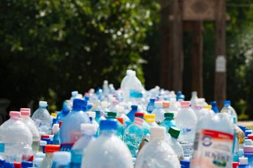 Diseñan en laboratorio una enzima que se "come" las botellas de plástico