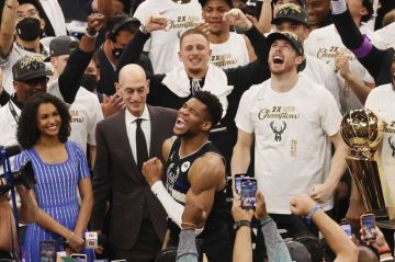 105-98: Un Antetokounmpo histórico guía a los Bucks hasta la gloria