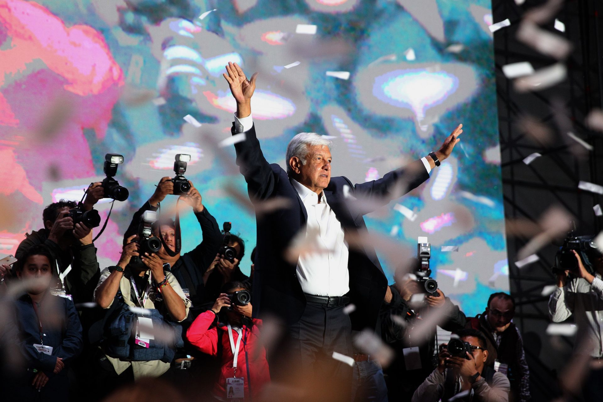 Cientos de simpatizantes del candidato izquierdista Andrés Manuel López Obrador, lo aclaman