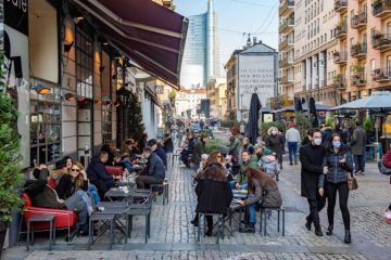 Italia evalúa restricciones para Navidad tras las multitudes en las calles el