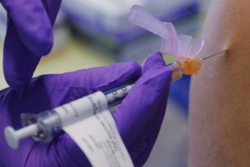 El Vaticano ve "moralmente aceptables" vacunas pese a uso de células de fetos