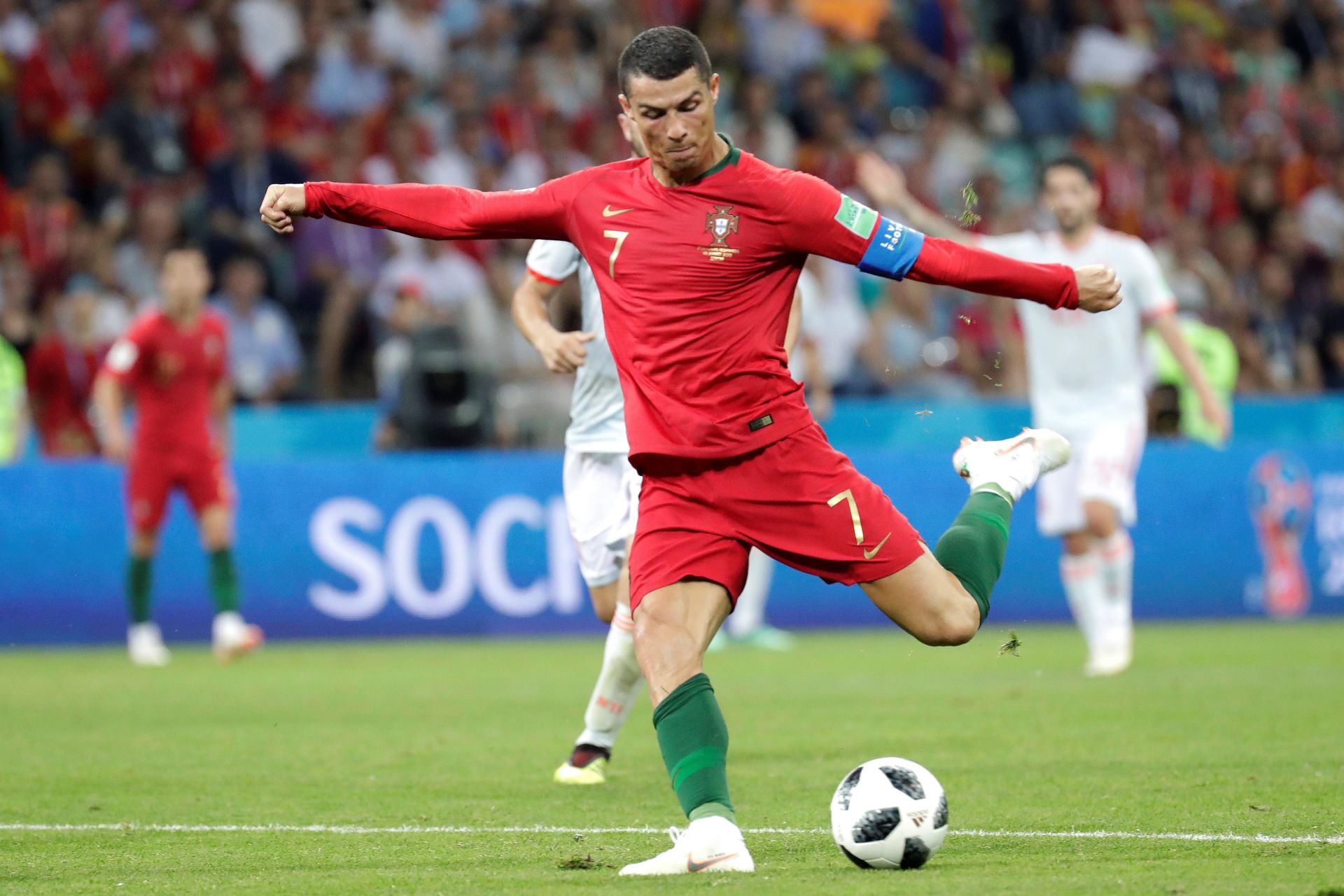 Cristiano Ronaldo marca el 2-1 durante el partido Portugal-España